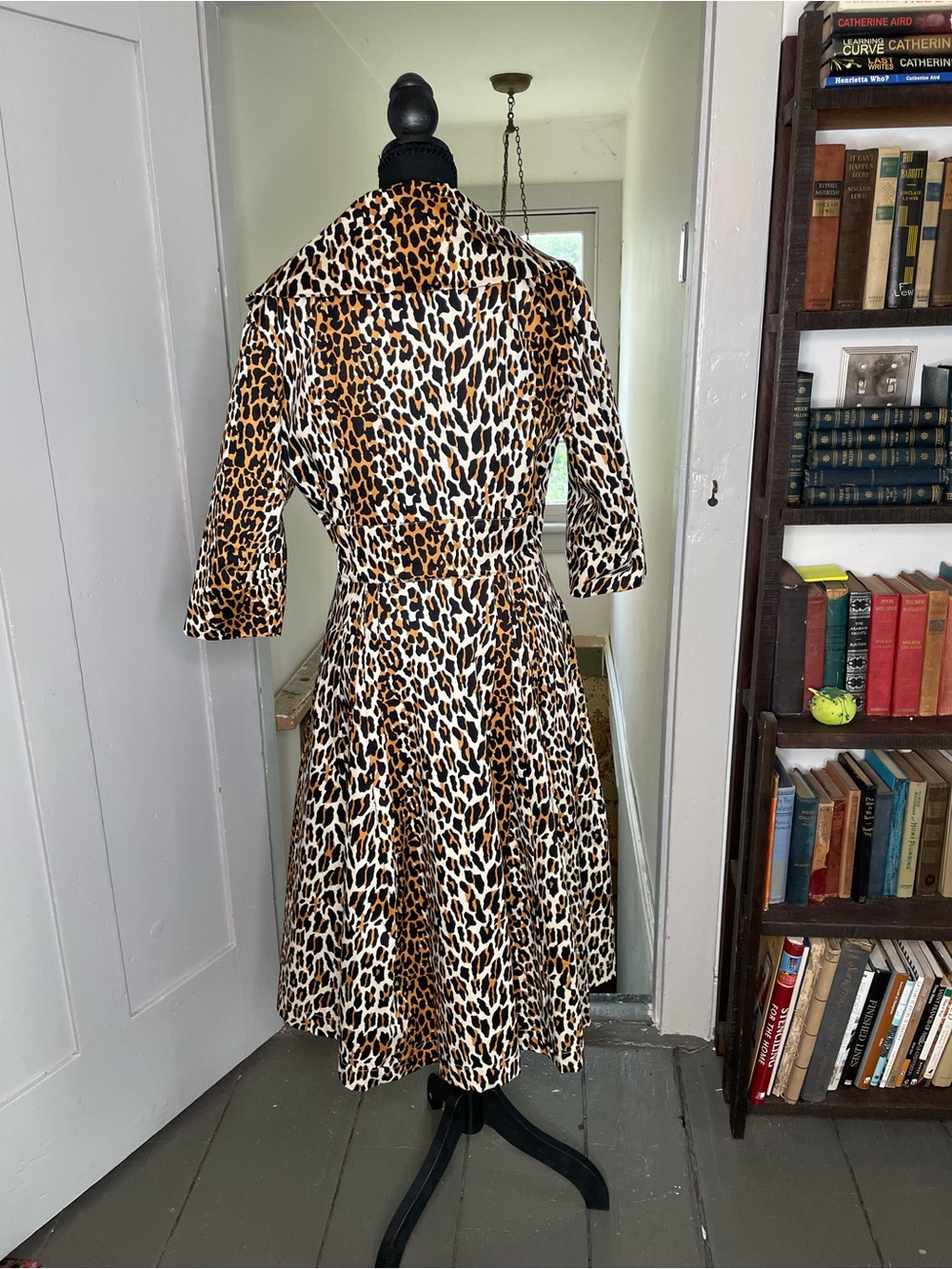 Trashy Diva coat dress, leopard print, 2 button closure, white satin lining - Picture 2 of 8